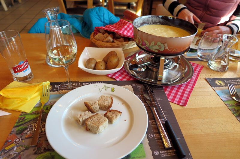 Wir genießen ein traditionelles Schweizer Käsefondue.