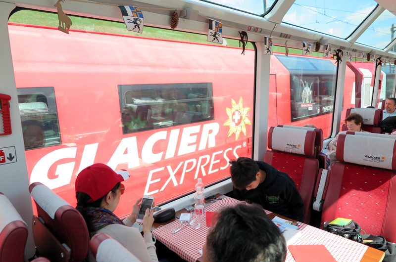 Glacier Express meets Glacier Express: Im Winter verkehren zwei Zugpaare.