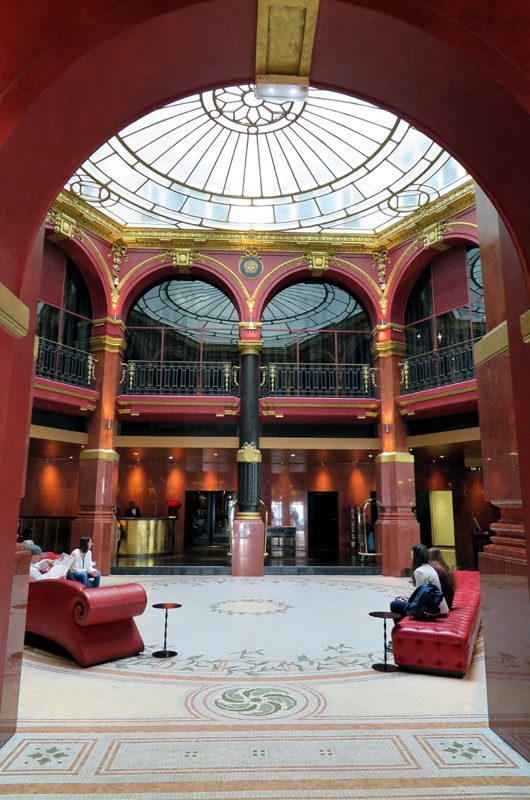 Die Lobby ist ein Traum im Neo-Barock-Stil.