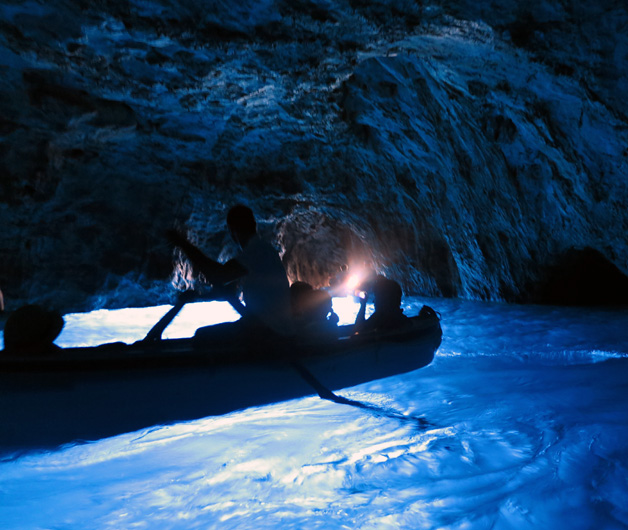 Für die Fahrt in die berühmte Grotta Azzurra müssen wir in ein kleines Ruderboot umsteigen.