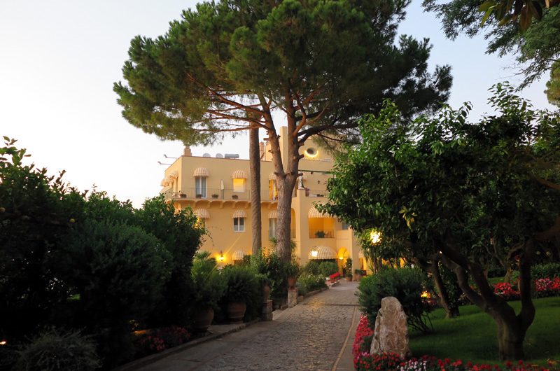 Das Hotel Caesar Augustus ist in eine wunderschöne Naturlandschaft eingebettet.