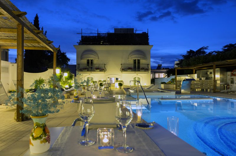 Der blau leuchtende Pool wird abends zur Dinner-Kulisse. (Foto: Meliá Capri)